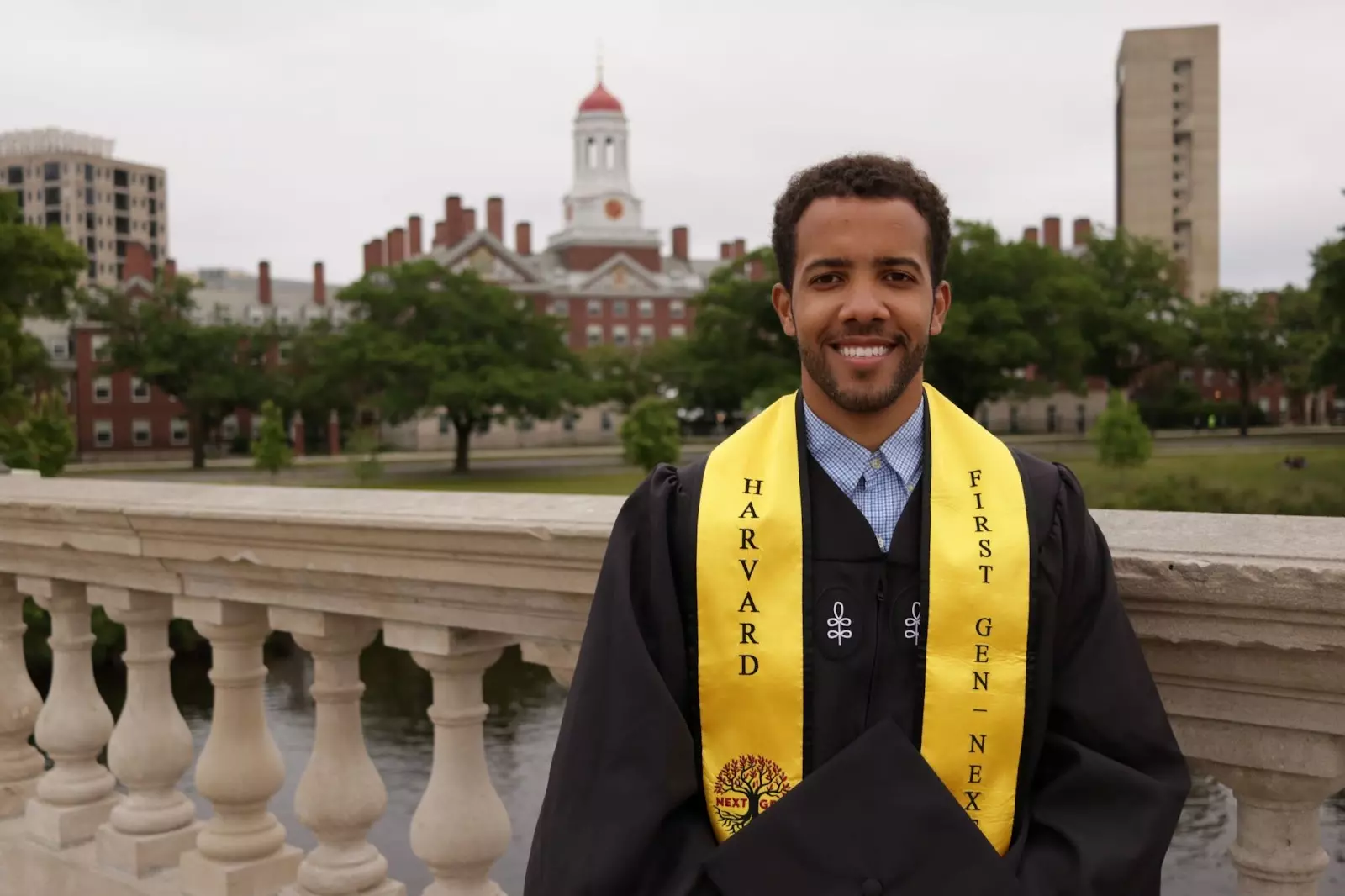 PRIMEIRO BRASILEIRO NEGRO A SE FORMAR EM HARVARD CHEGA À PERGUNTA DO MILHÃO NO DOMINGÃO: CONHEÇA O PROGRAMA DE BOLSAS QUE APOIOU ARTHUR ABRANTES